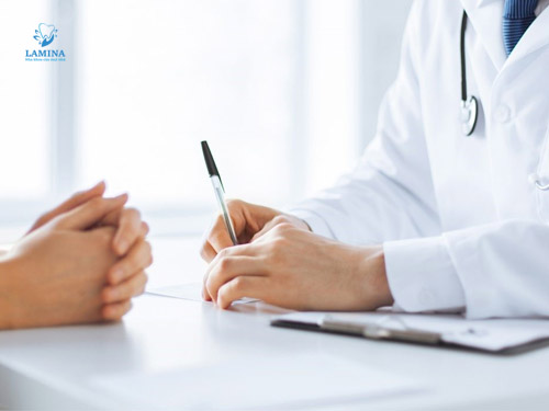 Hôi miệng dạ dày đi khám bác sĩ