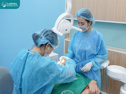 răng cửa mọc lệch: phẫu thuật toàn hàm