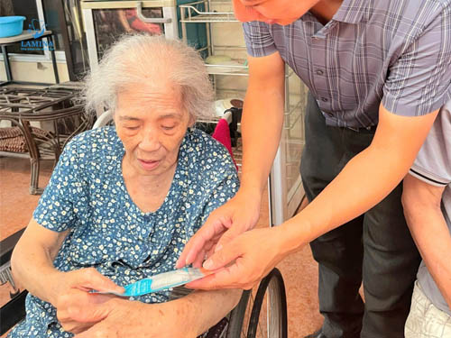 vu lan tại Tuyết Thái: tặng quà