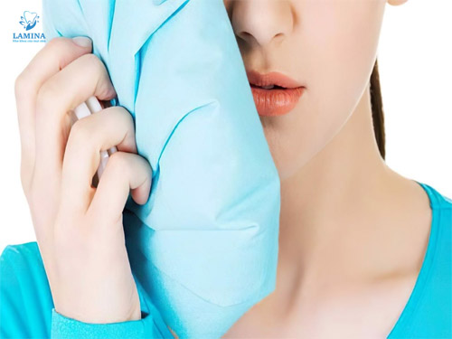 trị viêm nha chu tại nhà: Chườm nóng/lạnh