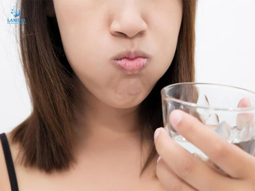 trị viêm nha chu tại nhà: súc nước muối