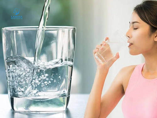 sâu răng có gây hôi miệng không: uống đủ nước