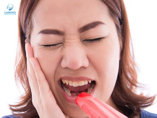 dấu hiệu viêm tuỷ răng cấp: nhạy cảm nhiệt độ