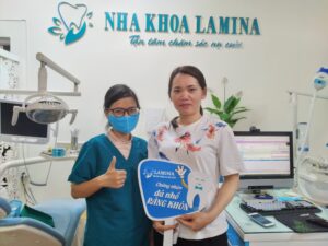 Khách hàng khay sau khi phẫu thuật răng khôn tại Lamina